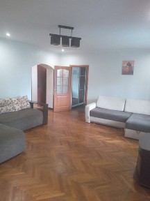 ПРОСТОРА 3кім центр міста 76м2.10спальних місць