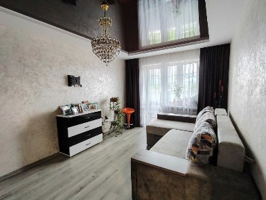 Укомплектована трикімнатна квартира в центрі з хорошим ремонтом