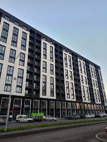 Простора 2-кімнатна квартира в центрі міста. Будинок зданий.