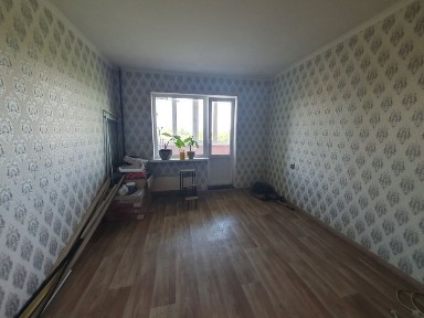 Продаж 3 к квартири з квадратним холом