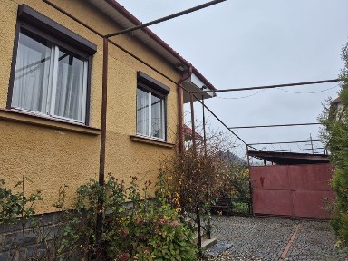 Продаж добротного будинку на два входи.