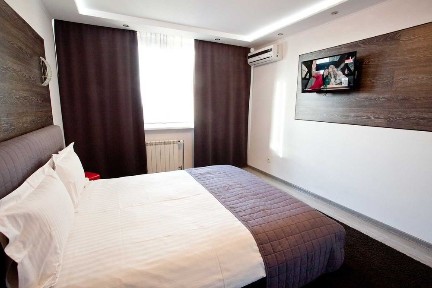 При відсутності електроенергії працює ліфт, є хол і гор вода, кодиціон