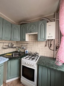 Здається простора, повністю мебльована