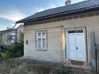 Поодається 1/2 будинку