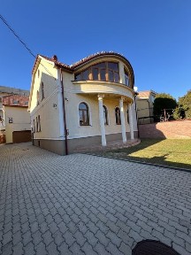 Продам будинок разом з комерційним приміщення в центрі м. Мукачева