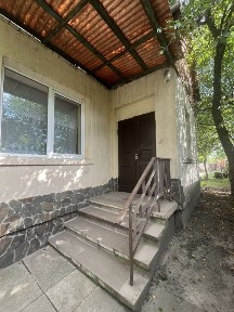 Продаж житлового будинку з великою ділянкою у центрі Куликова!