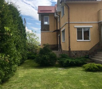 Киев. Троещина. Дом 300кв. Бильярд, тенисс. 5 спален. До 25 человек.