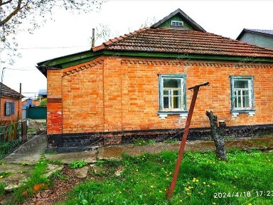 Цегляний будинок у мальовничому селі Головач