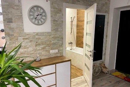 Продається 3к дворівнева квартира з частковим ремонтом.