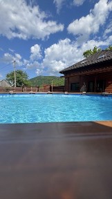 Відпочинок у Карпатах котеджі біля річки та лісу