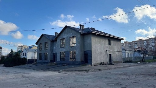 Продам в центрі таунхаус