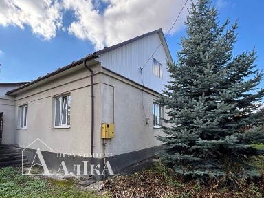 Продам будинок біля міста