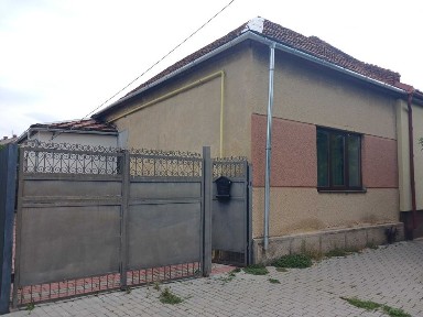 Зручний двохкімнатний будинок в центрі Берегова