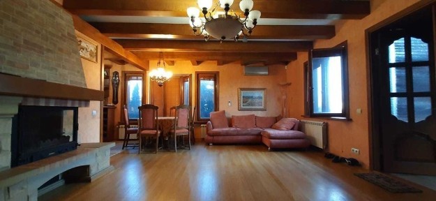 Будинок на Соломінці з особистим бомбосховищем з кухнею та кімнатою