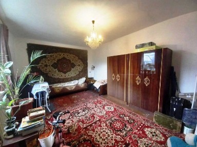 Продається двоповерховий будинок з підвалом та двома видами опалення.