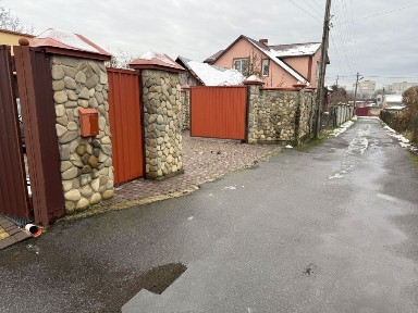 Продається половина будинку. Вул. Брюховицька 236