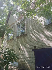 Поділ, добротний двоповерховий цегляний будинок з гарним видом.