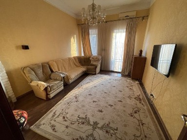 Здається вперше 3-кімнатна квартира 90 м². Біля парку Шевченка.