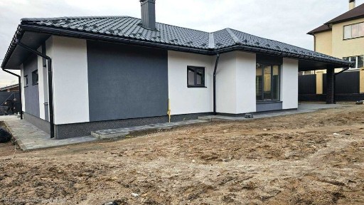 Просторий сучасний будинок з терасою біля лісу та озера. Газ