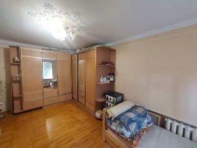 Продам 4 кімнатну квартиру в обкомівському будинку в центрі міста