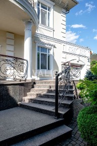 Продаж елітного будинку з басейном біля «Характер парку»