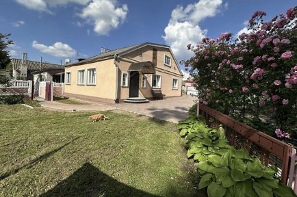 Терміновий продаж частини будинку зі всіма зручностями.