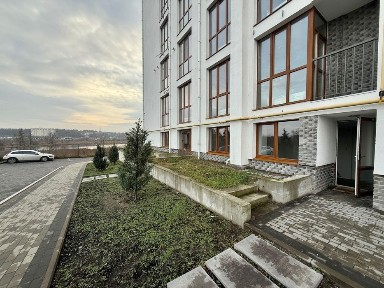 Продаж квартири з ремонтом і власним двориком, мінімальні податки 1%