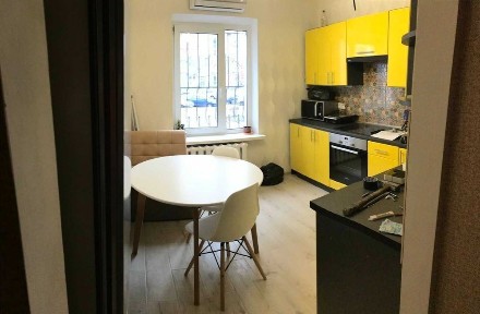 Своя. Фасад. Продам 1-км. кв. 1-й эт. Киев. ул. <a href='/newbuilding/4773/view/zk-dragomanova'>Драгоманова</a> 1-к. 70 000$