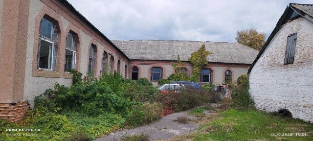 Будівлі та споруди, площею 976,5 кв. м.