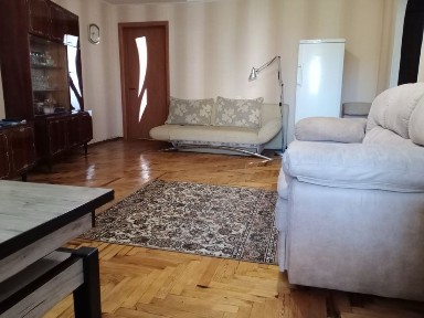 Продається трикімнатна квартира