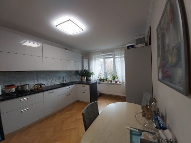 Продається трикімнатна квартира з гаражом в парковій зоні Чернівців