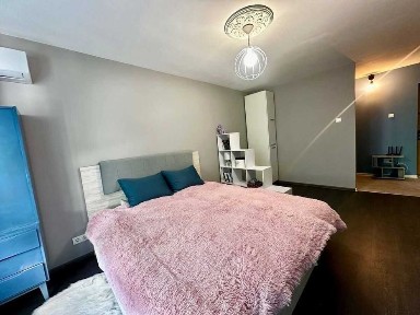 Однокімнатна. З ремонтом. Біля метро