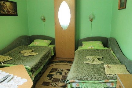 Поруч знаходяться санаторії 800м. 