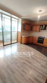 Простора 3-кімнатна квартира на вул. Старицького