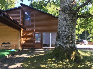 Будинок на вершині гори з мальовничими пейзажами 360°