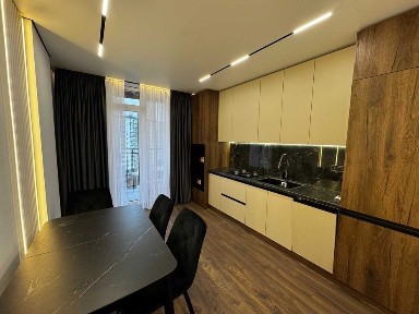 Квартира з дизайнерським ремонтом у ЖК Фемелі Плаза