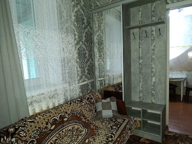 Здається пів будинку р-н школи 12, охайний, всі зручності, двір для авто