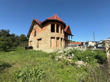 Продається будинок в с-щі. Делятин (площа 147 м. кв., земля 13 соток)