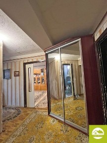 Продається трикімнатна квартира