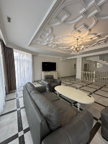 Продам шикарний будинок з басейном.