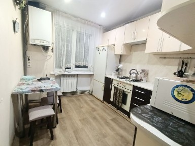 Хороша двокімнатна квартира навпроти АТБ з терасою. Вільна