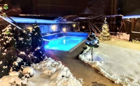 #382 Будинок з теплим басейном на вулиці