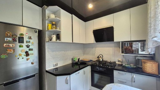 *3-кімнатна квартира з ремонтом, по вул. Демократична