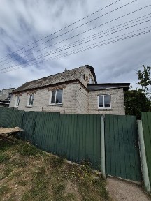 Окремий цегляний будинок на Бобровиці
