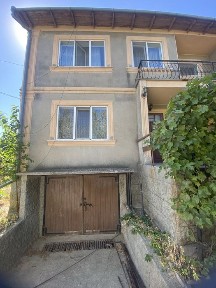 Продам двух этажный дом