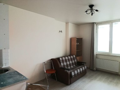 Здаю 1 кімнатну квартиру студію на Харківському шосе 15а