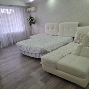 Сдам посуточно 1комн в парке Бабаева