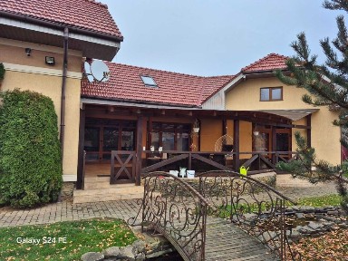 Продається просторий будинок з великою ділянкою.