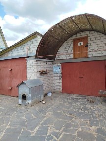 У продажі два гарних будинки в одному дворі