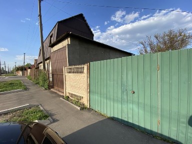 Продається будинок в центрально - міському районі.
